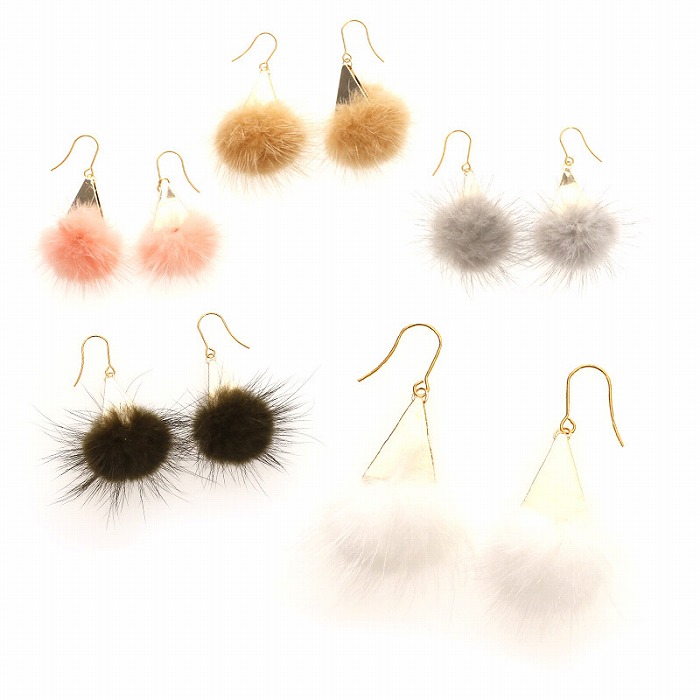 トライアングルプレート&ファーチャーム ステンレス ピアス(1ペア)
